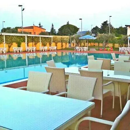 Ξενοδοχείο με διαμερίσματα Flora Πέστουμ