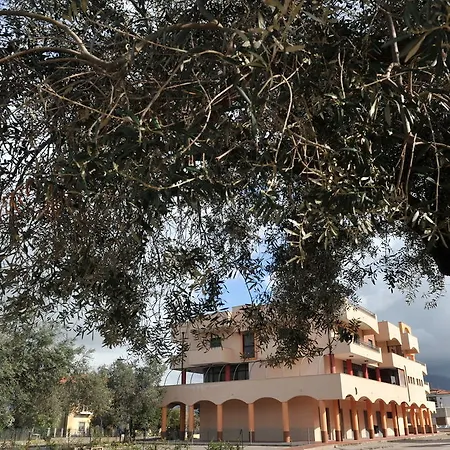 Ξενοδοχείο με διαμερίσματα Flora 4*